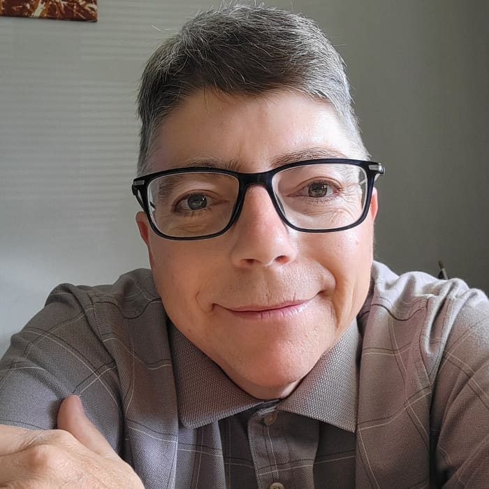 Larry Enzer - Freelance Web Designer headshot folding arms